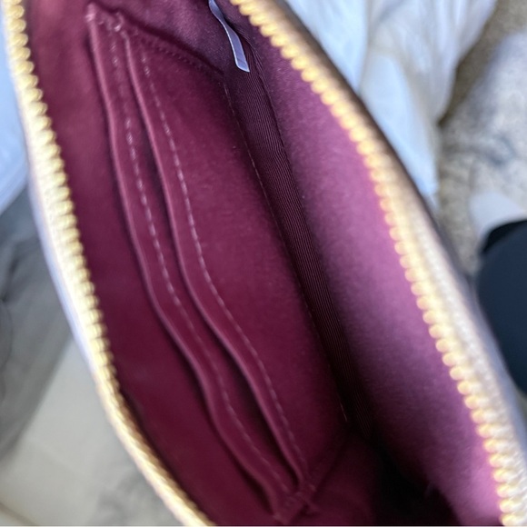 NWOT Coach Wristlet Pebbled Leather Gray with Burgundy Interior - Picture 2 of 2